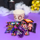 Pote de cerâmica Boo e doces de Halloween sortidos – Casa da Bruxa